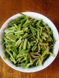 家常菜芹菜炒肉丝做法图解4)