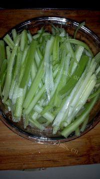 家常菜芹菜炒豆腐皮做法图解3)