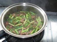 孩子爱吃牛肉炒蒜苔做法图解10)