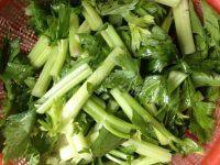 自制芹菜炒肉片做法图解2)
