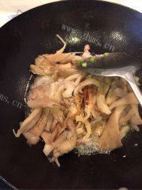 家常菜蘑菇炒肉做法图解7)