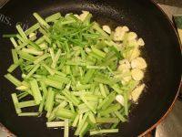 家常菜芹菜炒土豆丝做法图解8)
