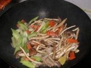 五花肉炒茶树菇做法图解4)