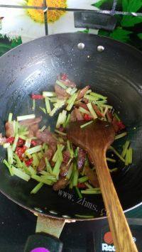家常菜香芹炒腊肉做法图解5)