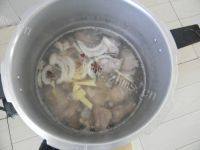 清淡的排骨汤做法图解4)