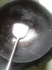 红绿的腊肉青椒火腿肠做法图解1)