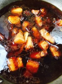 美味的经典红烧肉做法图解7)