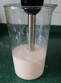 美味的哈蜜瓜酸奶昔做法图解4)
