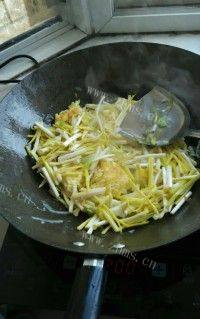 家常菜蒜黄炒鸡蛋做法图解5)