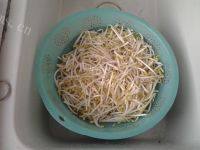 家常菜蒜苗炒豆芽做法图解2)