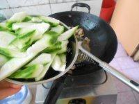 「家有大厨」丝瓜炒肉做法图解5)