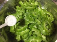家常菜苦瓜炒牛肉做法图解5)