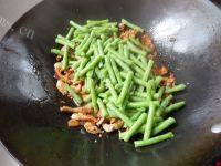 家常菜豆角炒瘦肉做法图解11)
