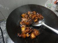 家常红烧肉焖土豆做法图解4)