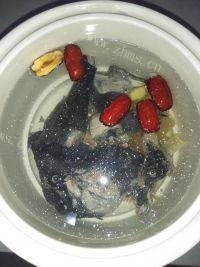 花胶乌鸡汤做法图解4)