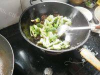 家常菜西兰花炒腊肠做法图解2)