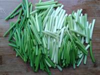 家常菜蒜薹炒肉做法图解2)