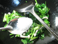 好吃的白玉菇炒芹菜做法图解6)