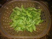 在家做的荷兰豆炒腊肠做法图解1)