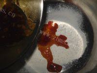 满口生香的广式莲蓉蛋黄月饼做法图解4)