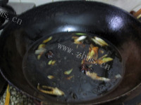 食欲满满的焖酥鱼做法图解8)