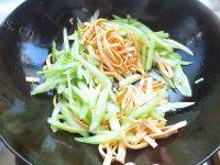 家常菜芹菜炒豆腐皮做法图解10)