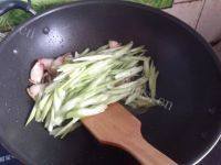 家常菜腊肉炒芹菜做法图解7)