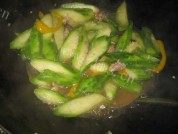 家常菜肉片炒圣瓜做法图解5)