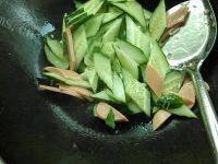 家常菜黄瓜炒火腿肠做法图解3)