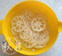美味的胭脂藕片做法图解4)
