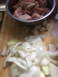美味的土豆烧鸡腿做法图解1)