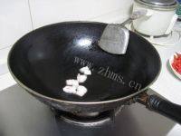 美味的茶树菇烧肉做法图解6)