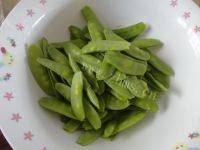 家常菜荷兰豆炒香肠做法图解1)