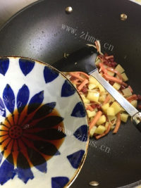 美味的土豆蔬菜什锦烩饭做法图解4)