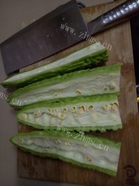 美味的苦瓜炒肉做法图解2)