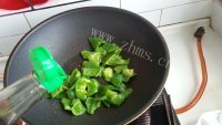 家常菜香肠炒青椒做法图解5)