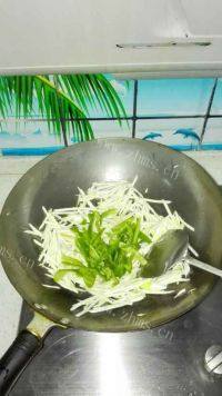 家常菜青椒炒茭白做法图解6)