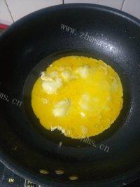 饱满的蒜黄炒鸡蛋做法图解5)