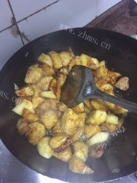美味的五花肉炖土豆做法图解3)