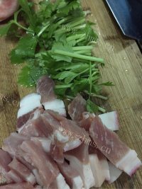 家常菜五花肉炒土豆片做法图解2)