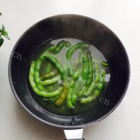 美味的柳叶煎饺做法图解4)