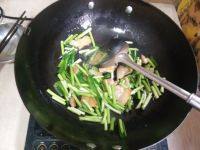 家常菜咸肉炒蒜苗做法图解5)