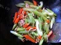 家常菜芹菜胡萝卜炒肉做法图解6)