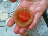 美味的莲蓉蛋黄广式月饼做法图解3)