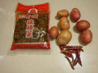 家常腌菜煮洋芋做法图解1)