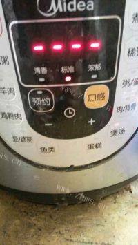 营养丰富的红萝卜玉米排骨汤做法图解4)