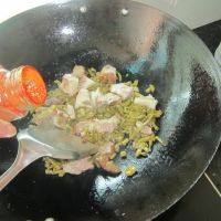 酸豆角炒卤肉做法图解6)