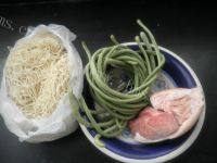 豇豆焖面做法图解1)