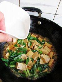 蒜苗烧豆腐做法图解8)
