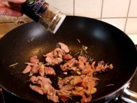 家常洋葱干煸咸肉做法图解2)
